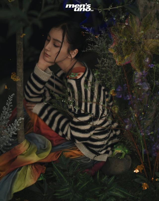 『辣妈』Anglebaby罕见晒娃,亲子装摘草莓,红色毛衣隐约辣妈身材