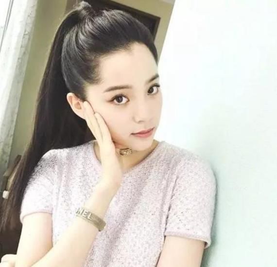  适合：女人别管气质如何，判断你适合“披发”还是“扎发”？看好这3点