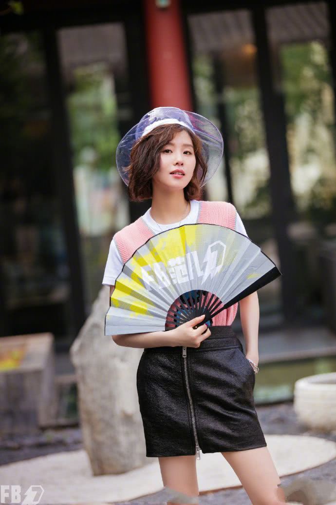 刘诗诗粉T配皮裙，暴露一双惊艳美腿，不想却被“塑料帽”给抢镜