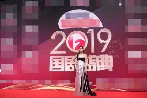 『 开叉』大开叉长裙性感,红色衬衫配A字裙时尚减龄,37岁高露终于变了