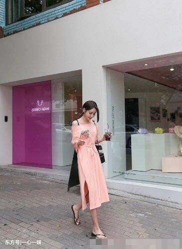 街拍：秀气白皙文静的美女，性感又特别的时尚靓丽！