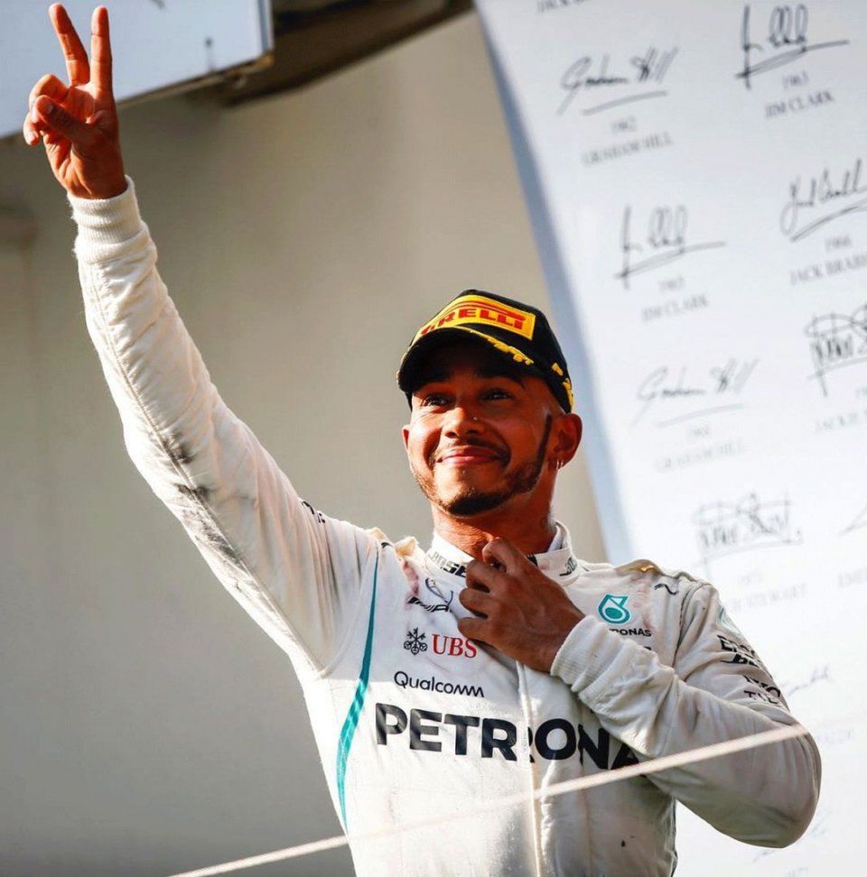 看热闹 | 这些人跑到黄浦江边比谁钻石大，你猜比伯嫂的排第几?