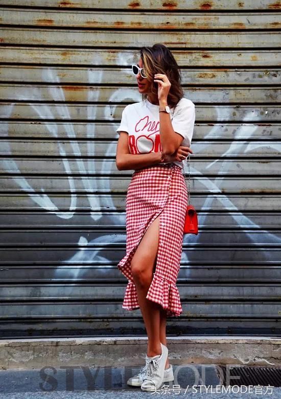 不一样的半裙配T恤，很简单却能美一整个夏天！