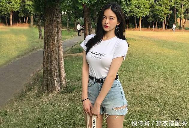 靓丽搭配的牛仔裤美女，身材紧致，美得无可挑剔！
