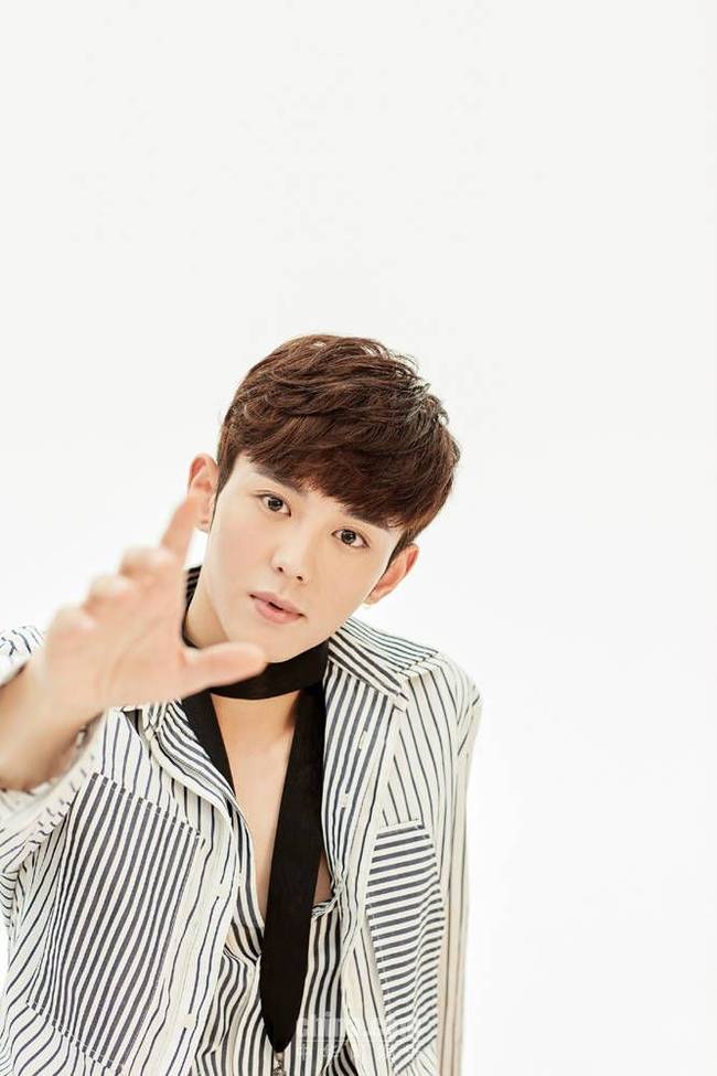 蓝博条纹衬衣写真曝光 时尚魅力性感撩人