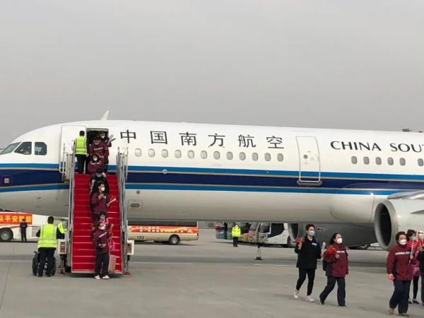  『迎接』“过水门”！最高礼仪迎接白衣勇士们！