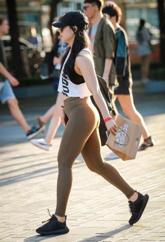 街拍: 偶遇“下半身”微胖的小姐姐穿打底裤, 风韵不失优雅!