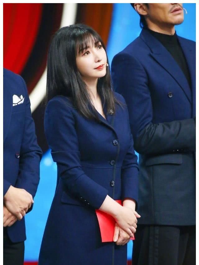  柳岩：柳岩真是“大号水蜜桃，穿紧身无袖连衣裙现身，侧面3D感真立体
