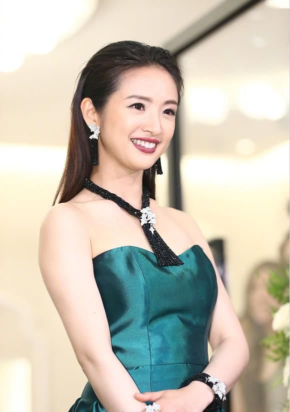 林依晨美得不像话!一袭抹胸礼裙优雅迷人，却涂错口红瞬间老十岁