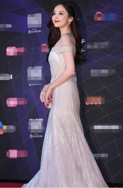  红毯：古力娜扎一袭银色露肩长裙亮相红毯 如同仙女下凡美丽迷人