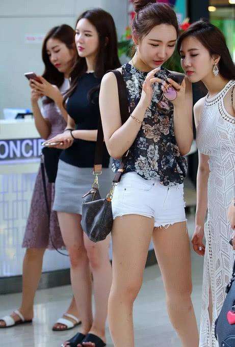 街拍美女：小姐姐优雅甜美的气质，潮流时尚的穿搭让人羡慕