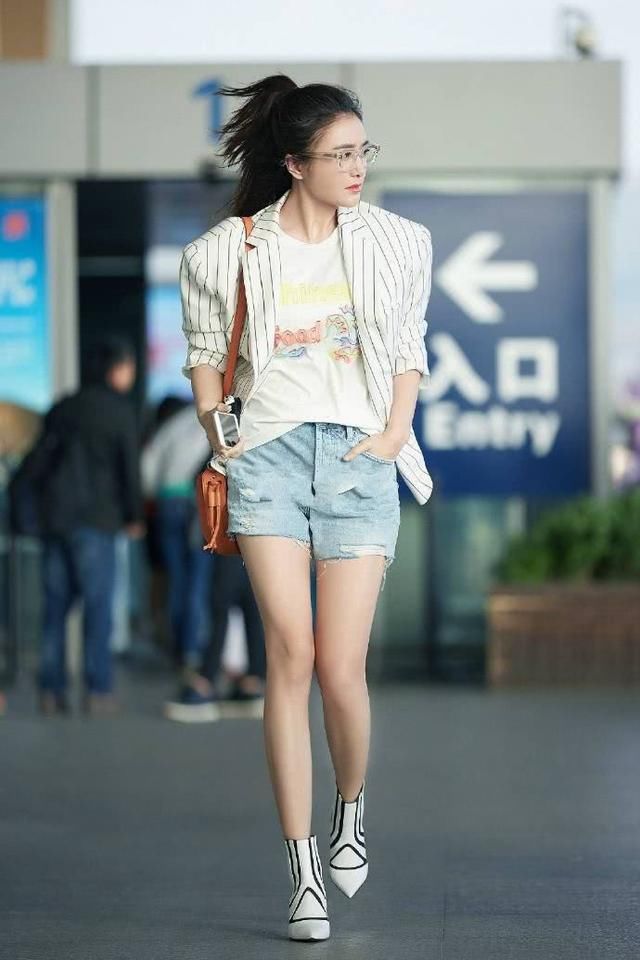 秦岚裙子穿的又短又紧，难怪要裹一层塑料袋，网友：欣赏不来！