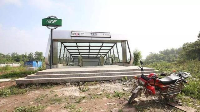 中国最“荒凉”的轻轨站，周围杂草遍地，但它的作用却非常大！