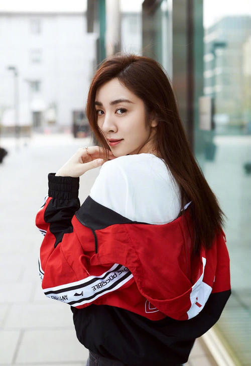 王晓晨衣服只穿两层的,一身黑裙如此有料,这腿简直了!