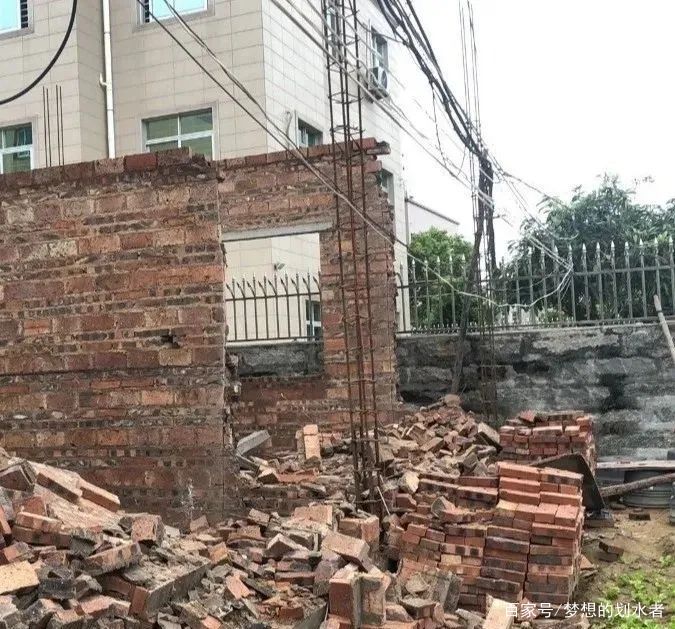  『拆除』泉州这一房高压线下建房，超出用地红线范围的部分房屋进行拆除！