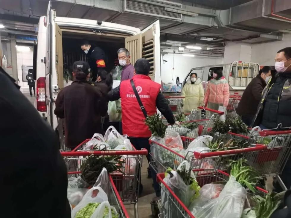  #社区工作人员#现在，武汉的商超都在这样卖菜！