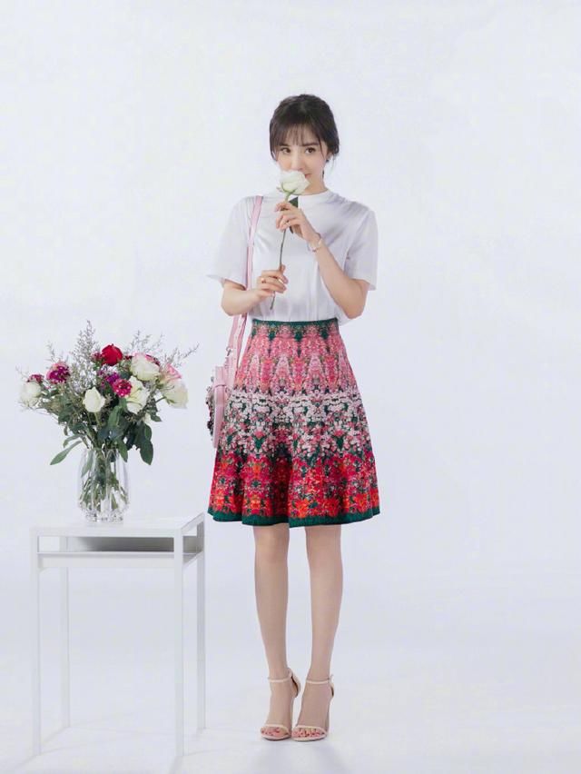 杨幂美腿无敌，半身印花裙穿出仙女感，网友：腰比“A4”还细