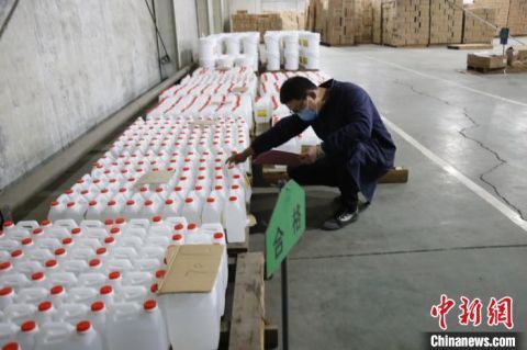  #生产车间内#山西太原药企复工急产“抗疫用药” 开足马力保供应