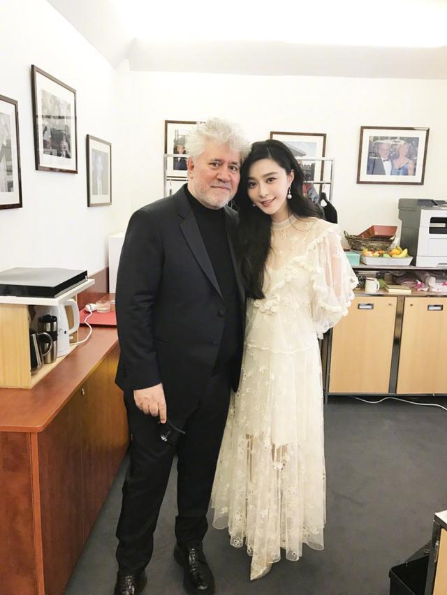 谭松韵和范冰冰撞衫，满屏尽尴尬，明明年轻8岁却输到痛心！