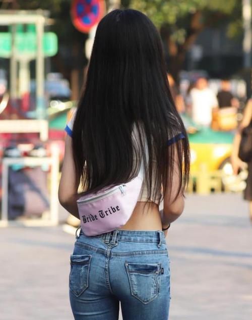  短袖@街拍：雪肤花貌的美女，一件白色短袖配蓝色牛仔裤，时尚女神气质