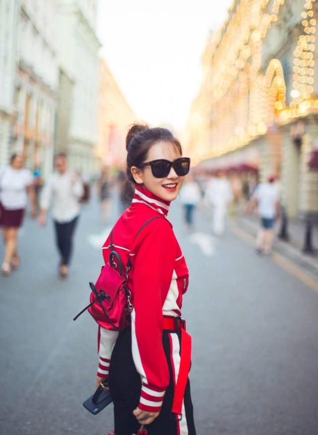 俄罗斯风情，就是要学戚薇随时舞动，美就在这一刹那间