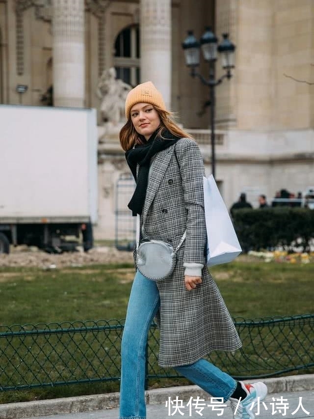 『时髦』女人不论高矮,早春穿风衣时,搭配这3双鞋子,显高又很时髦