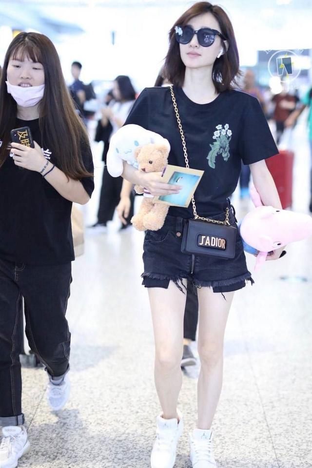 王丽坤终于知道穿长裤了，腿型不美就放过短裤吧，这么穿更好！