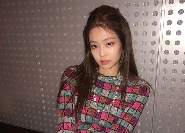 JENNIE撞衫大一轮的白百何，网友:年轻在时尚面前不见得是优势