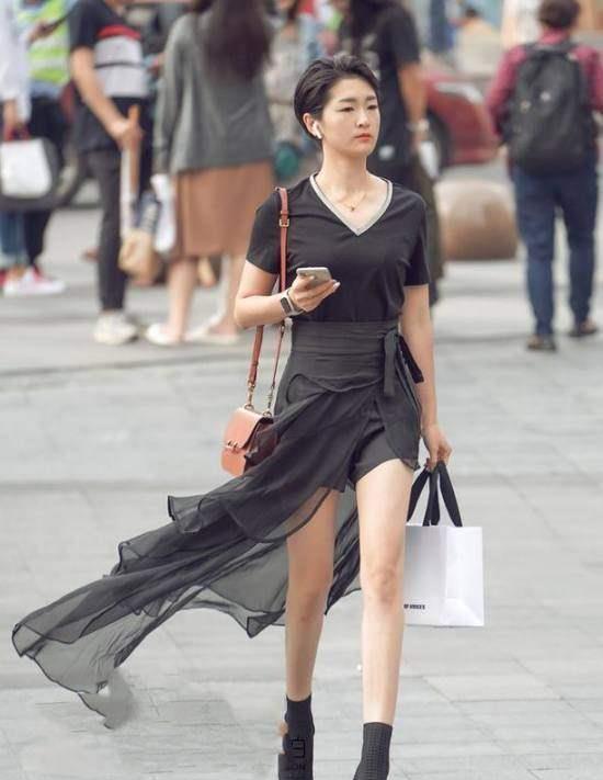 性感街拍：图2的小姐姐优雅迷人，最后一图的少妇你征服不了