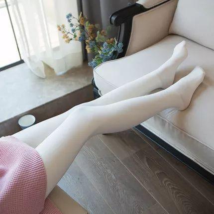 女生们，丝袜这样穿又年轻又诱惑！