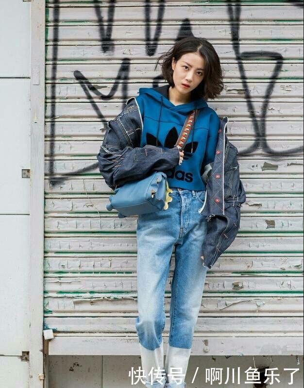 李溪芮是有多自信？穿着白色紧身裤就出门，这个腿看着真是尴尬！