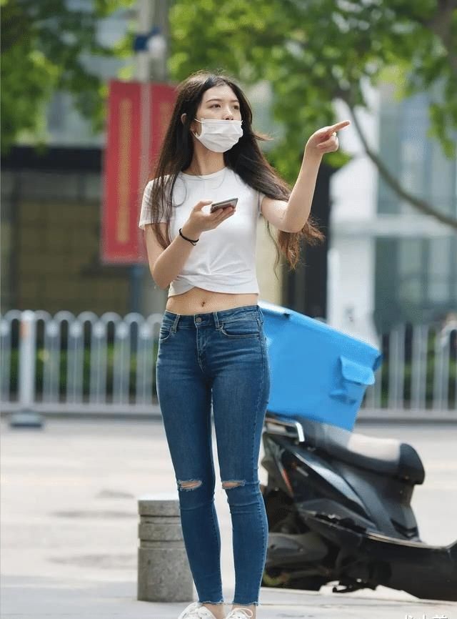  白鞋|牛仔裤美女搭小白鞋, 遮肉又显年轻