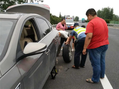  扣12分■高速车道换备胎被扣12分？交警教给你这么做，不扣分也