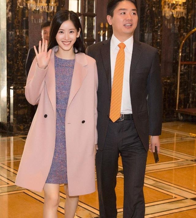 [ 清纯]端庄大气不失清纯，羡慕刘强东，不愧“校花”！奶茶妹妹衣品真赞