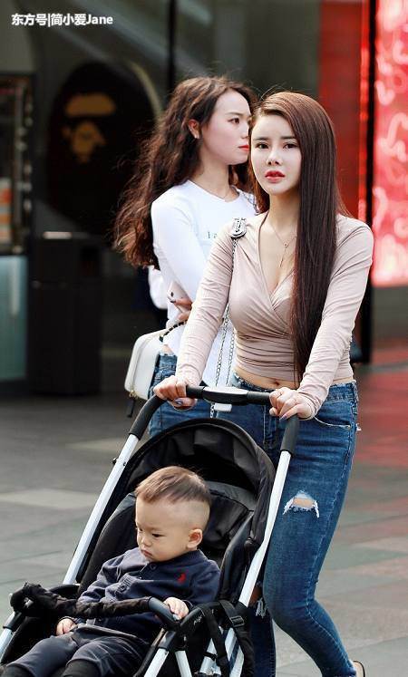 有“韵味”的年轻妈妈穿紧身裤带娃，这样行动肯定轻松又方便