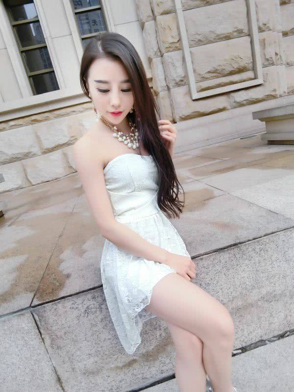 街拍：身姿曼妙婀娜的小姐姐，简约随意很百搭!