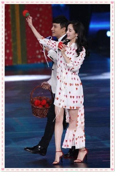 Baby为艳压，光着膀子穿裙子，结果撞上杨幂，庸俗优雅一目了然!