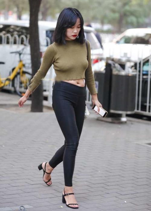 街拍：比紧身裤还紧的瑜伽裤，小姐姐穿了它大大方方的出门