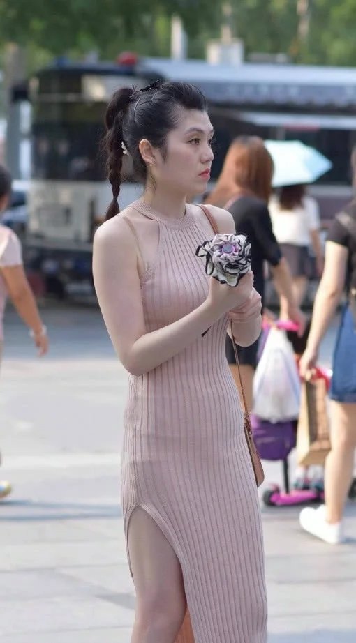 樱桃小嘴的小姐姐，穿裸色针织露肩连衣裙，腿部开叉露出傲人白皙