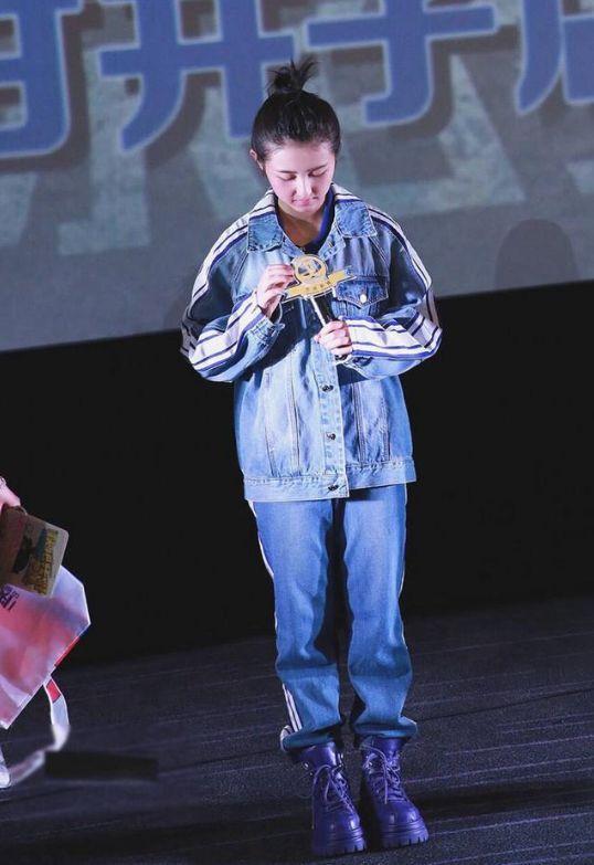 张子枫穿紫色马丁靴，看完她的腿后尴尬了，网友：换回高跟鞋吧