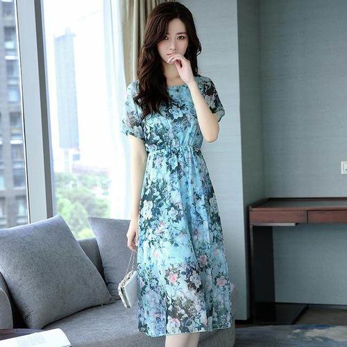 修身有型的雪纺连衣裙美女，衬托出迷人的曲线，回头率特别的高！