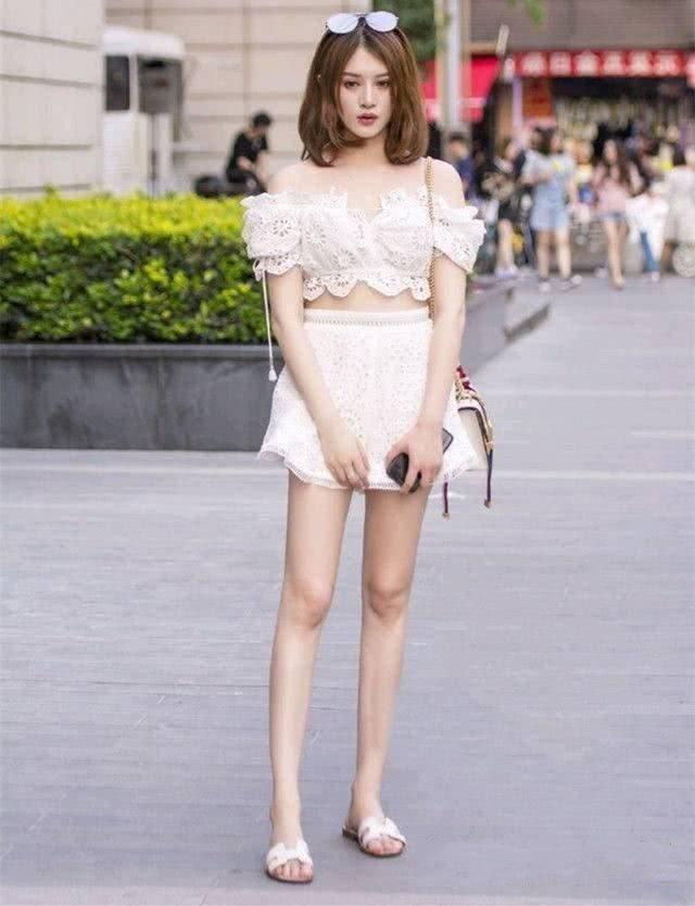 街拍：小姐姐穿着有种朦胧一抹小性感的感觉，显得十分青春靓丽