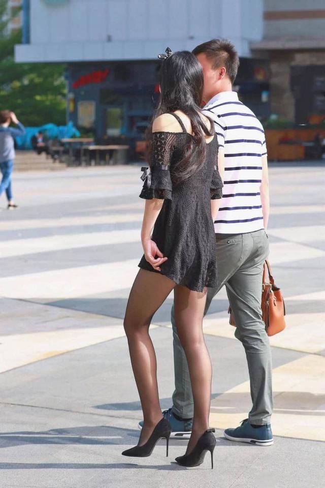 街拍：微胖的美女少妇穿黑色蕾丝裙，尽显好气质！