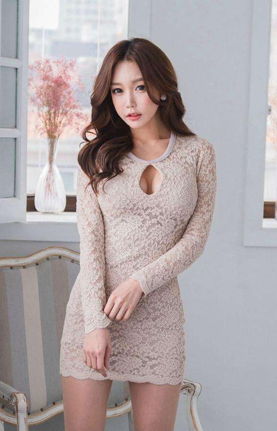 街拍：20多岁的成熟美人包臀裙，孙允珠小姐姐高开叉演绎高冷风!