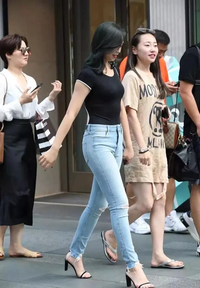 露背体恤搭配修身牛仔裤，简单又好看，还在犹豫什么