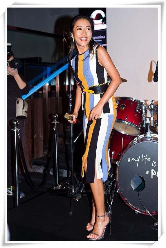 吉克隽逸现身机场,穿热裤大秀美腿,但看到她脚下的蛇皮靴我呆了