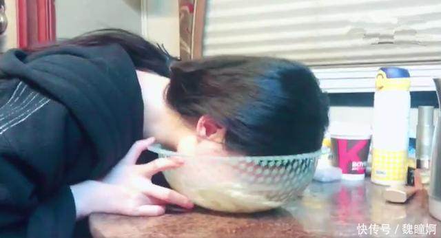 刘亦菲发了一条微博，章子怡评论说我会一不小心喝下去