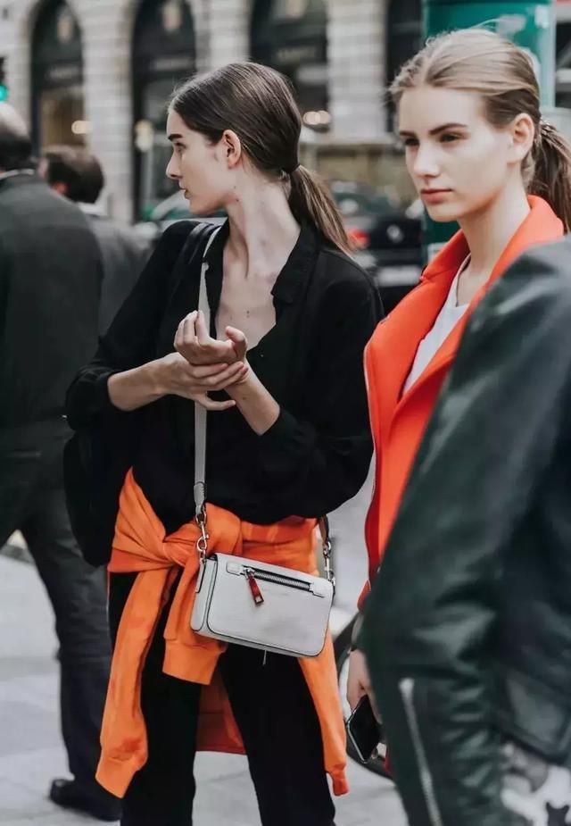 平胸与大胸的穿衣效果，看完后你会为自己拥有平胸而骄傲