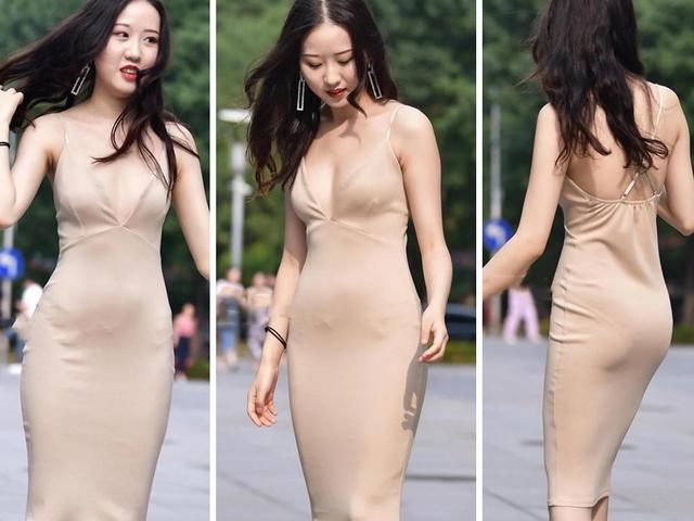 街拍：小姐姐身穿“肉色”吊带紧身连衣裙，网友：没有内搭吧！
