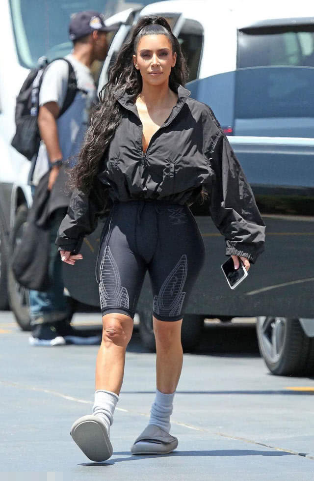 熟女紧身短裤绷出完美的线条，好身材走路昂首挺胸女王范十足